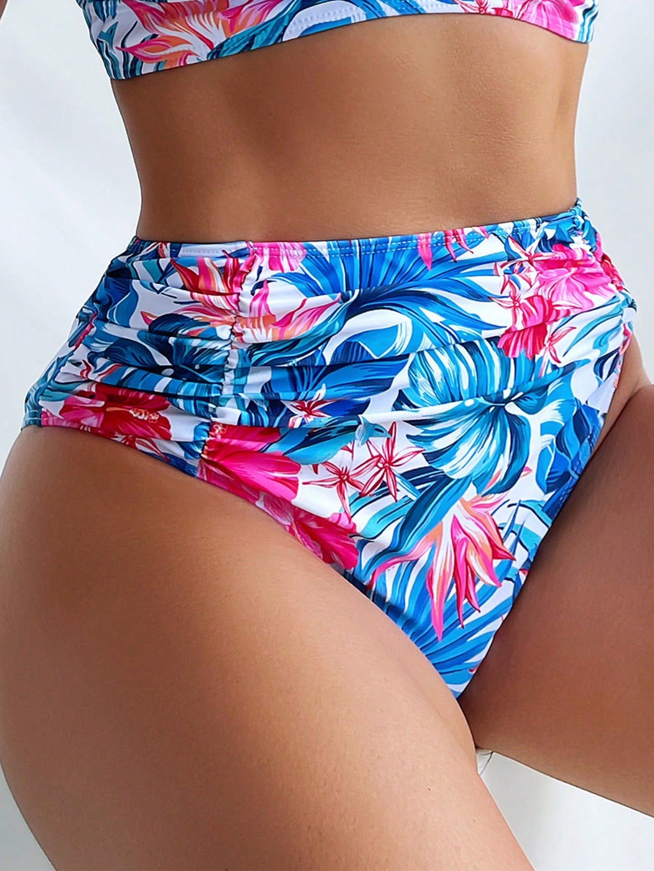 Conjunto de biquini com estampa tropical